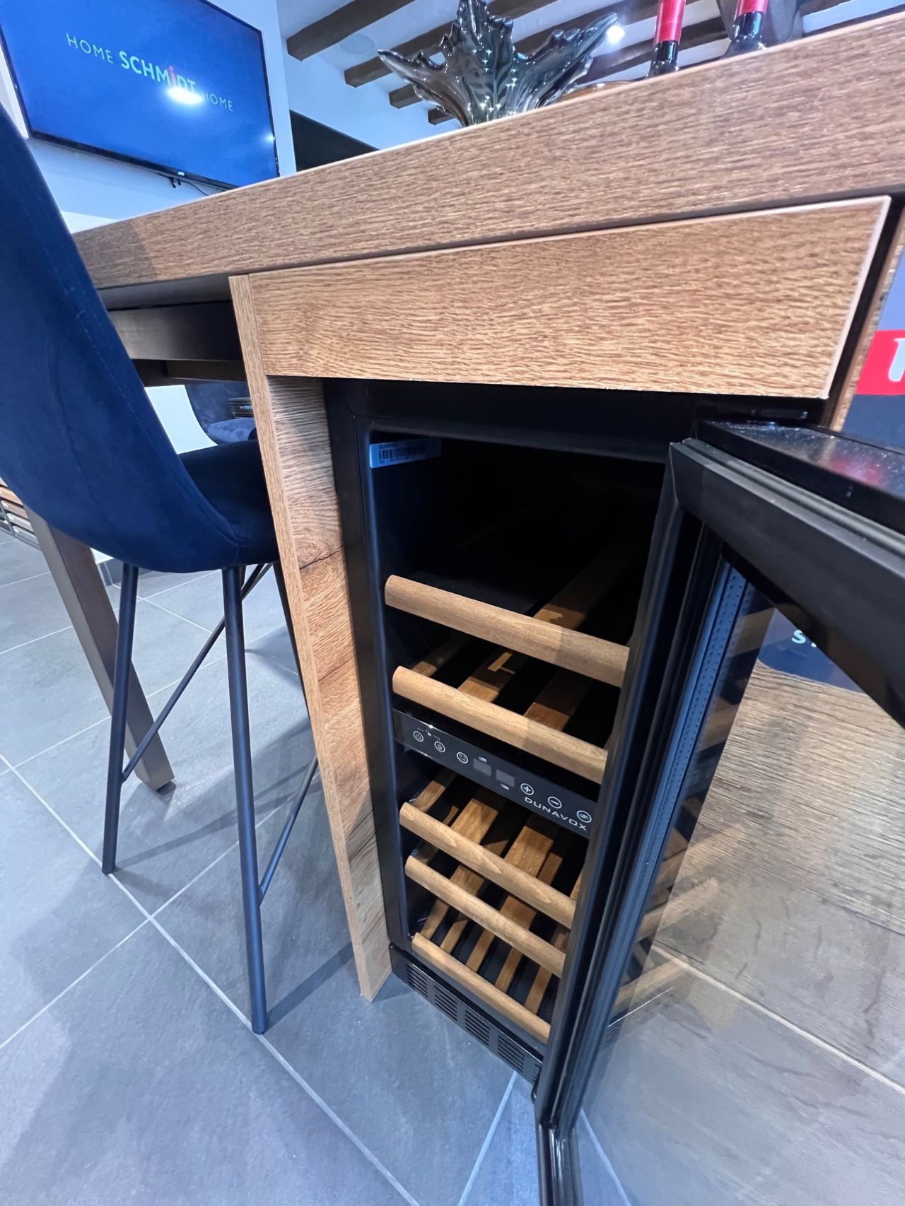 Dunavox vinkyl inbyggd i köksö med modern design för vinförvaring hemma