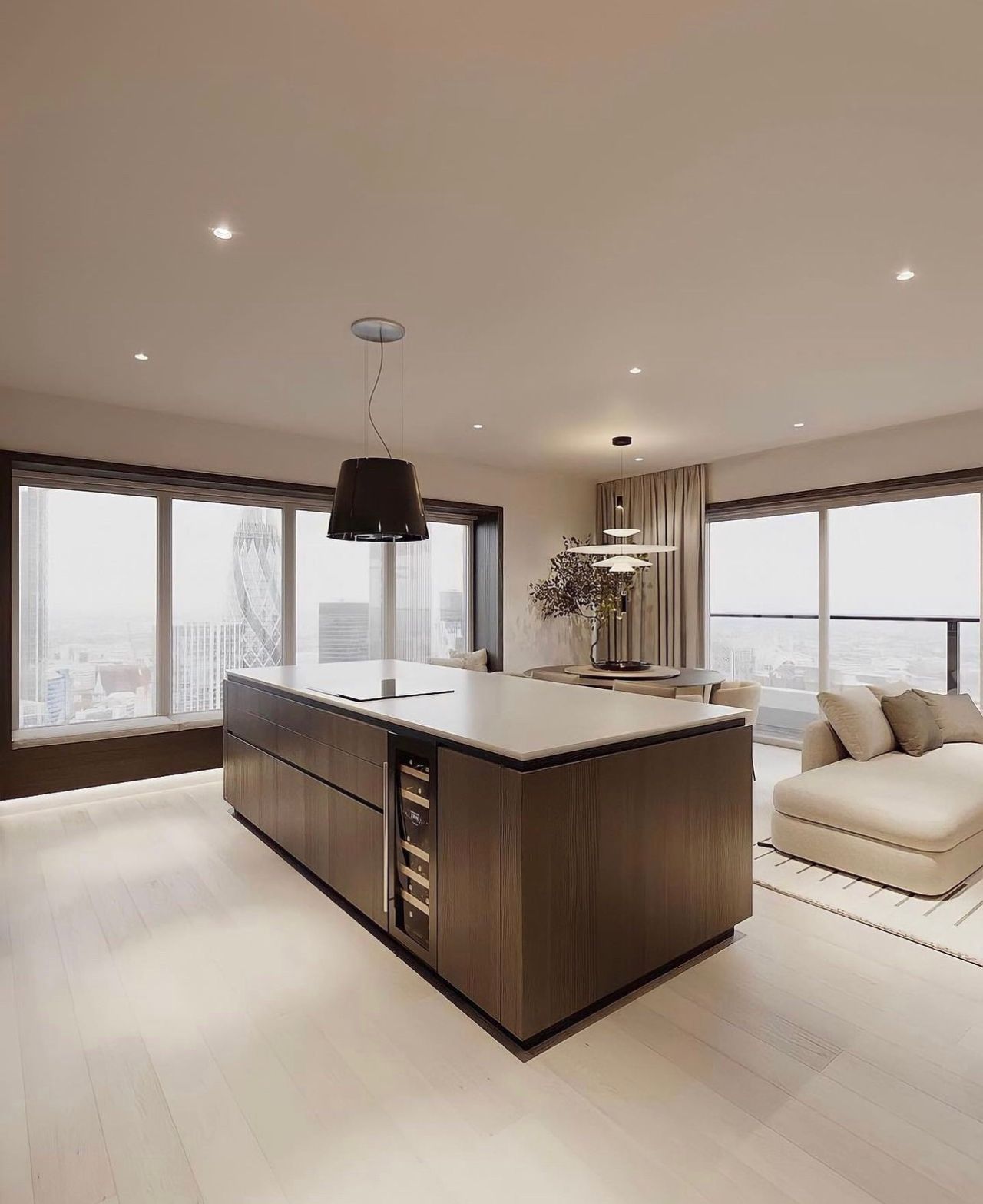 Modernt kök med köksö och integrerad Dunavox Nordic vinkyl i nordisk inredningsmiljö