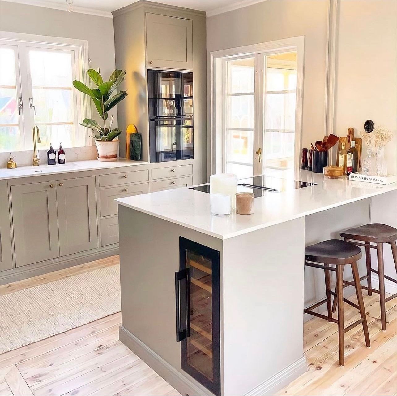 Ljust nordiskt kök med köksö och integrerad Dunavox Nordic vinkyl