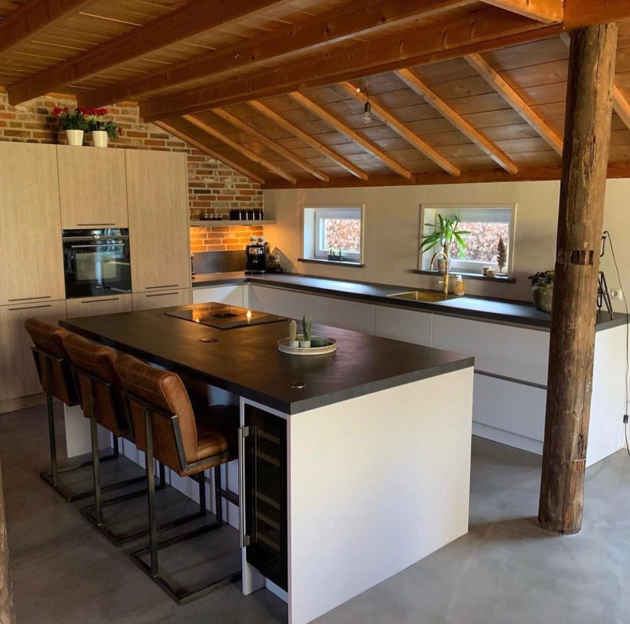 Rustikt modernt kök med köksö och integrerad Dunavox Nordic vinkyl