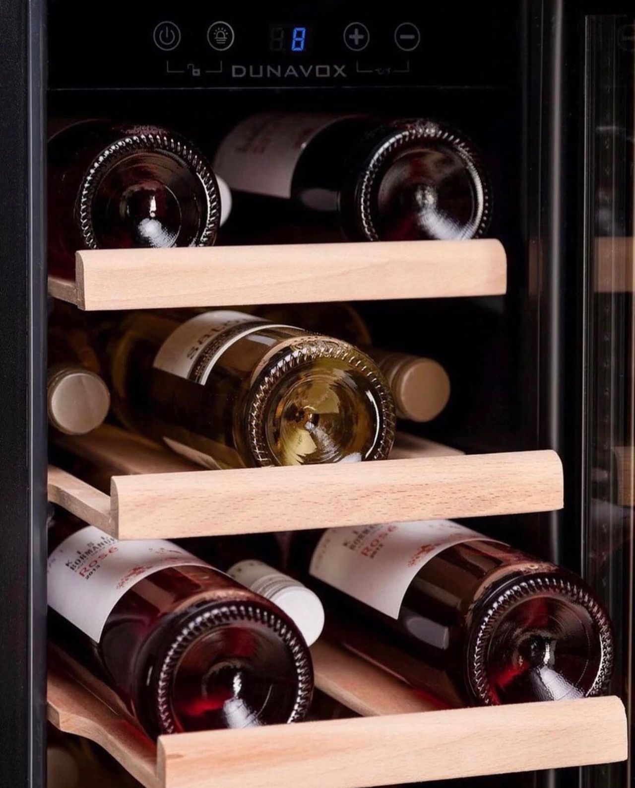 Interiör av Dunavox Nordic vinkyl med vinflaskor på trähyllor och digital temperaturdisplay