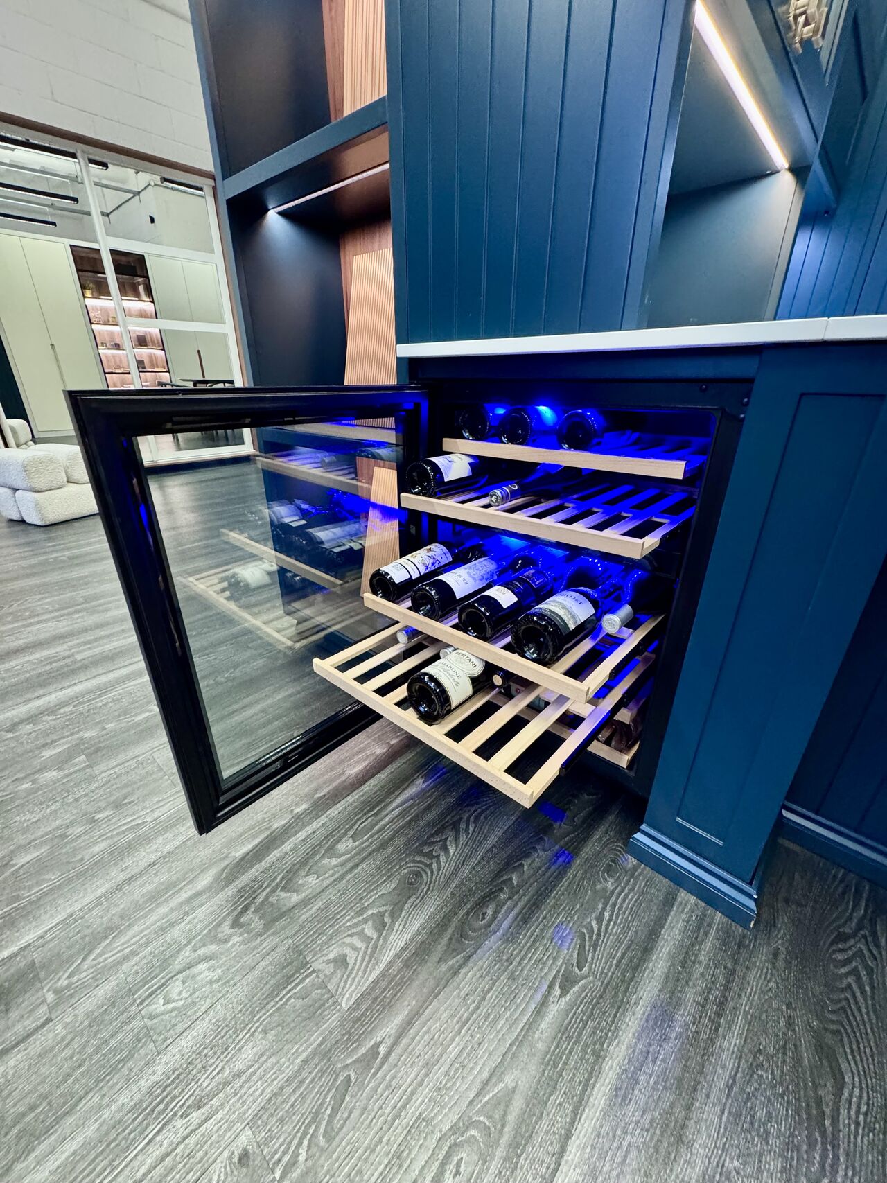 Dunavox Flow 46 vinkyl med trähyllor – premium vinförvaring för röd- och vitvin