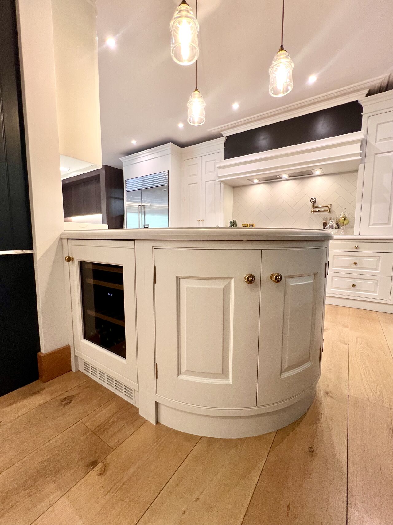 Dunavox vinkyl med två temperaturzoner integrerad i köksö för optimal vinförvaring