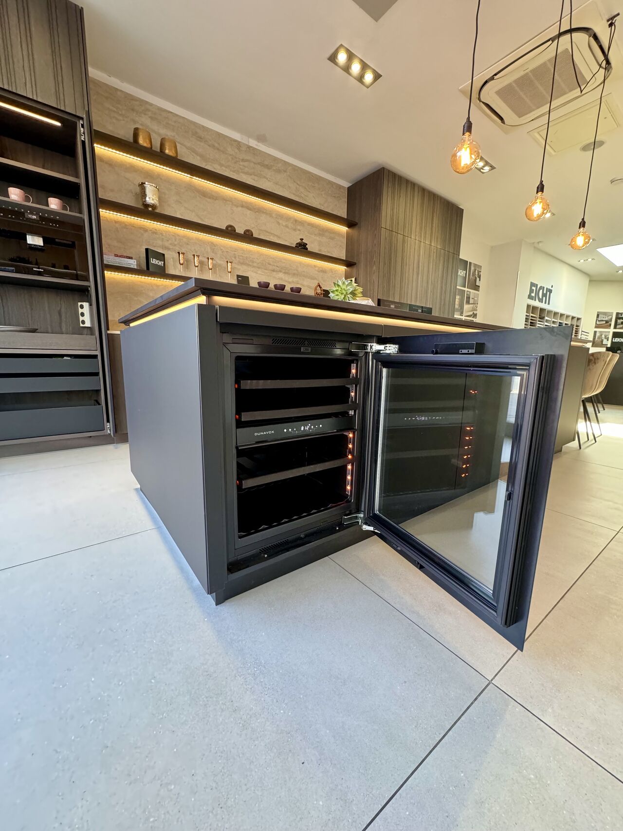 Dunavox Horizon 32 vinkyl integrerad i kök – stilren design med trähyllor och tyst kylning