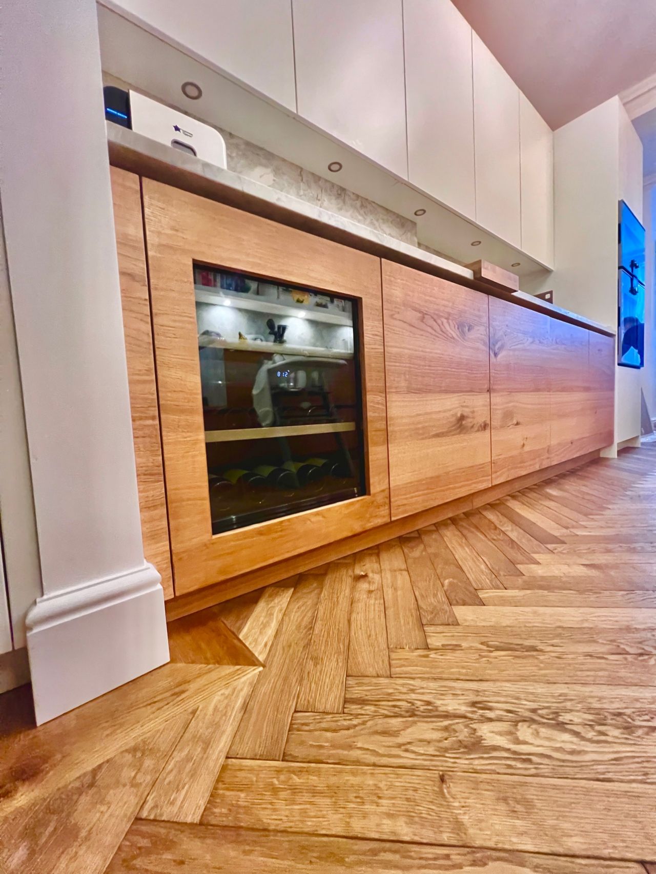 Integrerad Dunavox Nordic vinkyl monterad i träskåp i modernt kök