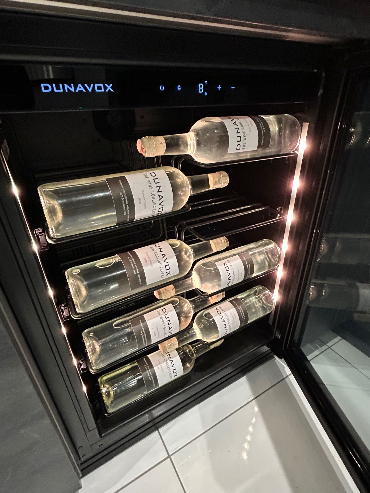 Interiör av Dunavox Nordic vinkyl med vinflaskor och invändig LED-belysning.