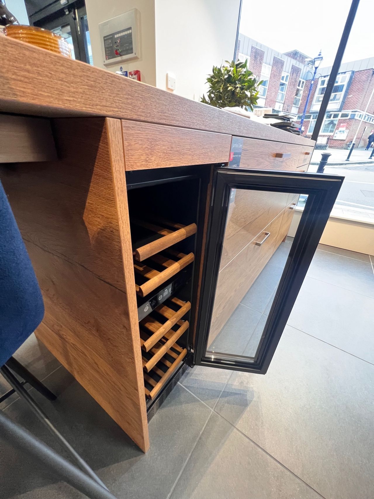 Dunavox integrerad vinkyl i kök med stilren vinförvaring med dolt handtag i exklusiv köksmiljö