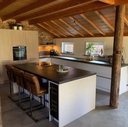 Rustikt modernt kök med köksö och integrerad Dunavox Nordic vinkyl