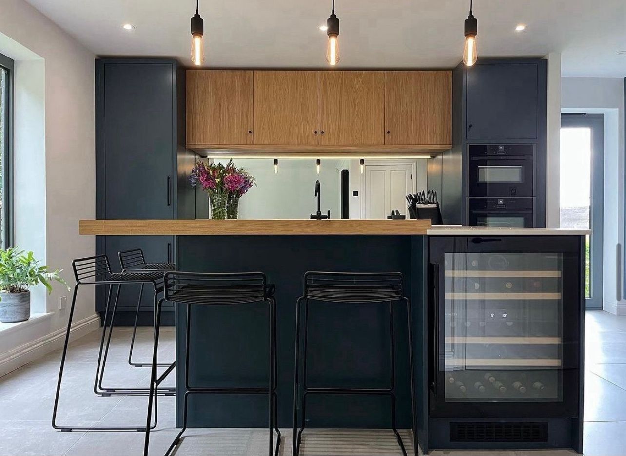 Modernt kök med köksö och integrerad Dunavox Nordic vinkyl i mörk nordisk design