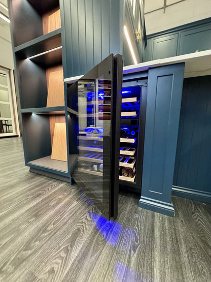 Dunavox Flow 46 integrerad vinkyl i köksmiljö – energieffektiv kyl med elegant glasdörr