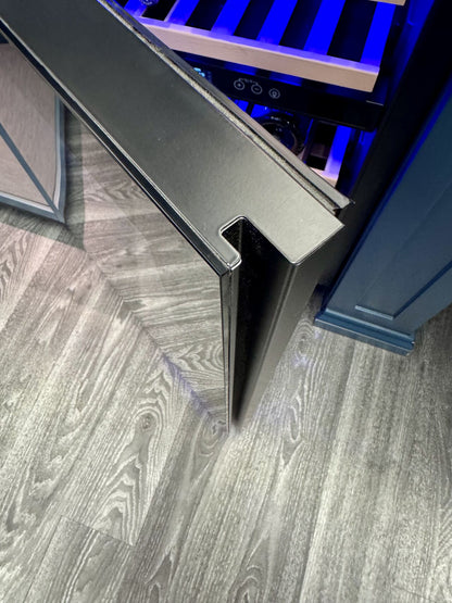 Dunavox Flow 46 integrerad vinkyl – belyst interiör med plats för 46 flaskor i modernt kök