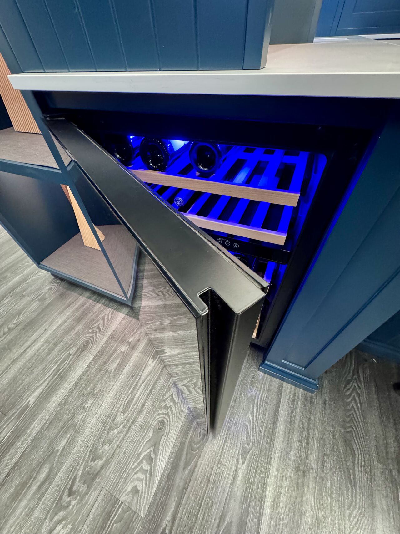 Dunavox Flow 46 vinkyl öppen dörr – utdragbara hyllor och optimal vinförvaring i hemmakök