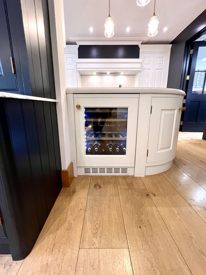 Dunavox integrerad vinkyl i köksö med klassisk köksdesign och effektiv vinförvaring