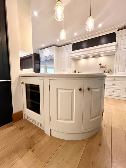 Dunavox vinkyl med två temperaturzoner integrerad i köksö för optimal vinförvaring