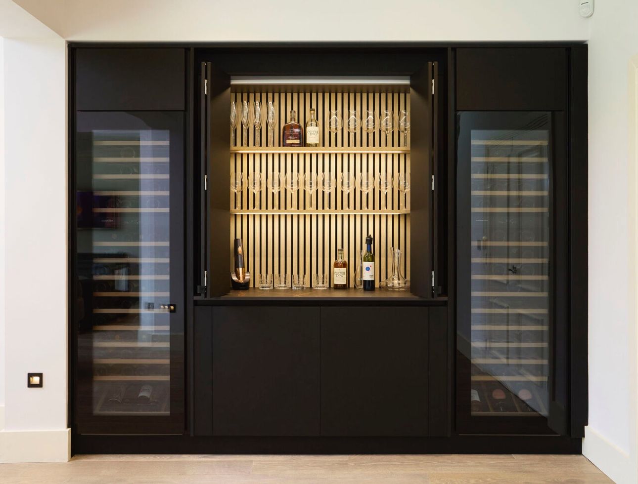 Dunavox Horizon 114 integrerad vinkyl med två zoner – stor vinkyl för röd- och vitvin i premiumkök