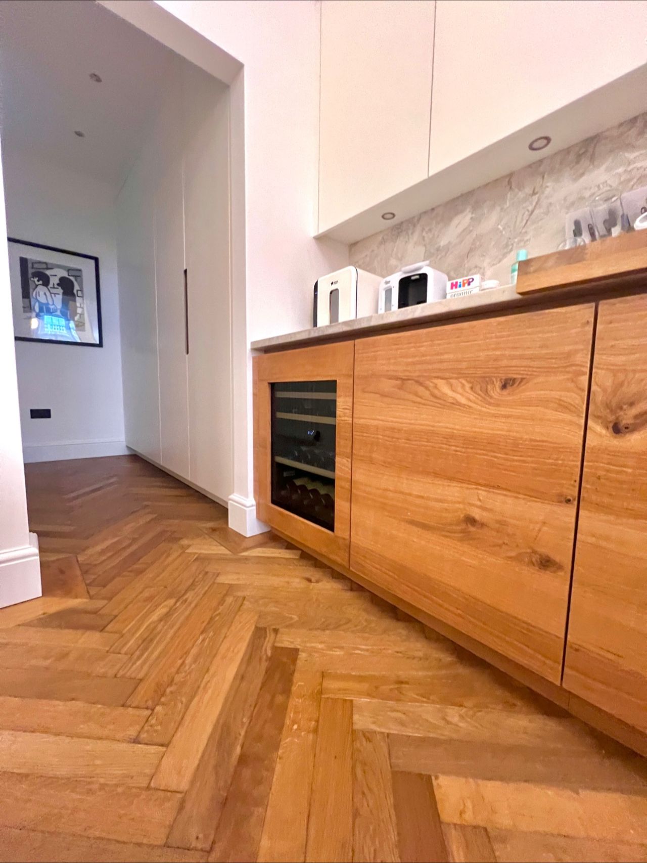 Integrerad Dunavox Nordic vinkyl i kök med träskåp och parkettgolv