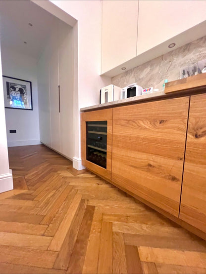 Integrerad Dunavox Nordic vinkyl i kök med träskåp och parkettgolv