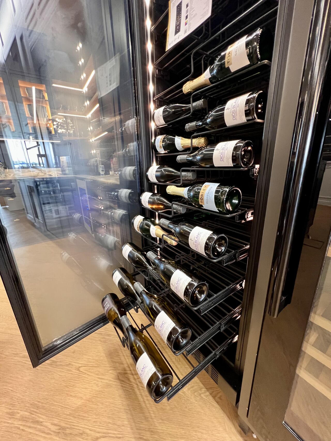 Dunavox Sera 143 integrerad vinkyl med stor kapacitet och utdragbara hyllor för vinförvaring