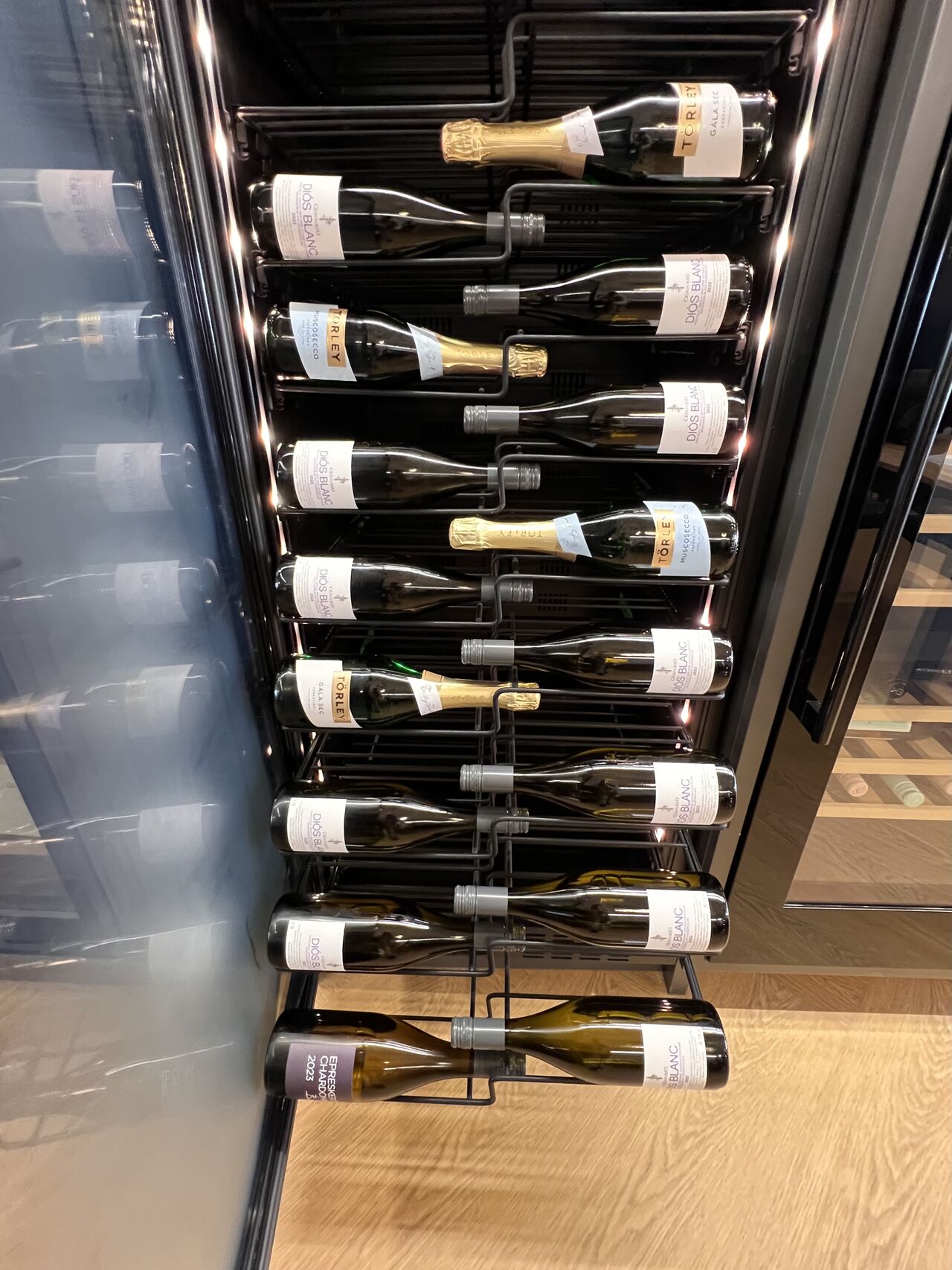 Dunavox Sera 143 integrerad vinkyl med stor kapacitet och vinflaskor på utdragbara hyllor