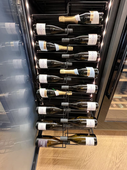 Dunavox Sera 143 integrerad vinkyl med stor kapacitet och vinflaskor på utdragbara hyllor