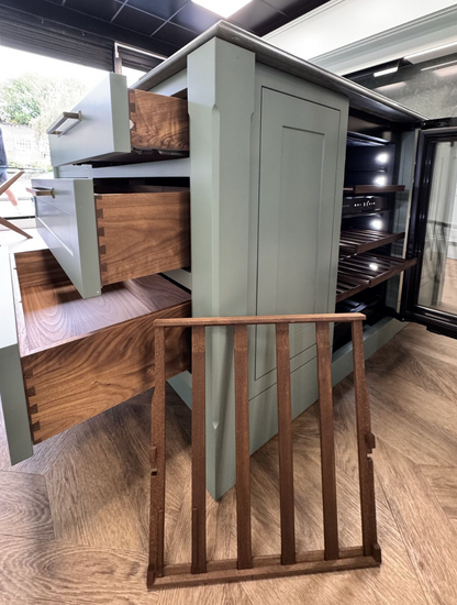 Dunavox Flow 38 vinkyl öppen dörr – flexibel vinförvaring med utdragbara hyllor