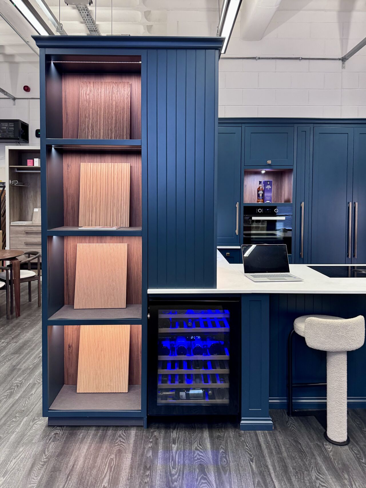 Dunavox Flow 46 vinkyl installation – diskret inbyggd lösning för exklusiva kök